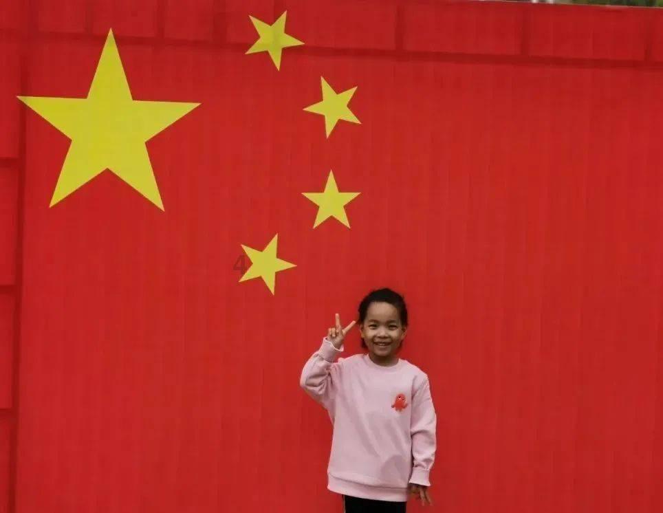 我之前上班的公司倒闭了，老婆找我岳父帮我托关系，找了一个工作，但是新单位的女老板对我不正经怎么办？游戏画面